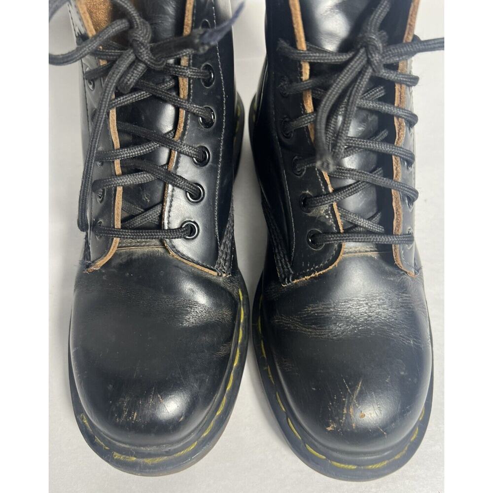 Dr. Martens MADE IN ENGLAND. Need new shoelaces, o/w in beautiful condition. - Picture 4 of 9